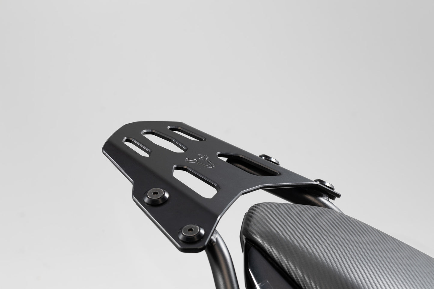 SW-MOTECH Placa adaptadora para portaequipaje STREET-RACK Para TRAX topcase ADV/ION/EVO. Negro.