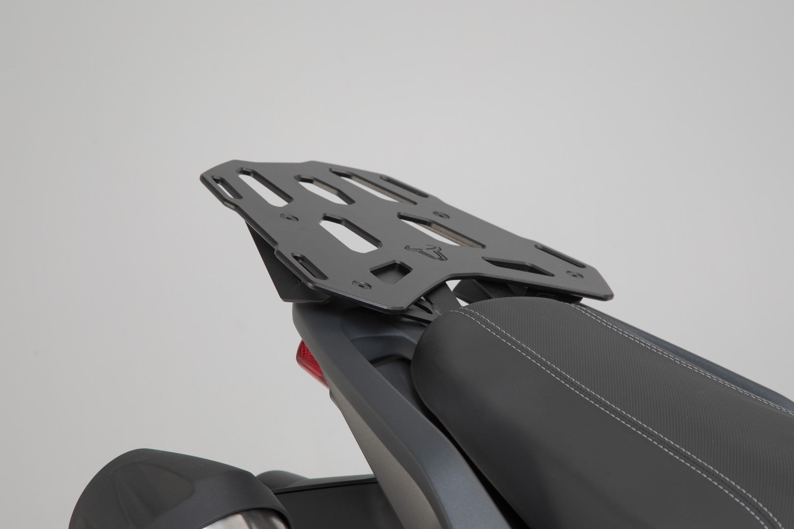 SW-MOTECH Portaequipaje STREET-RACK Negro. Triumph Tiger 1050 Sport (13-).