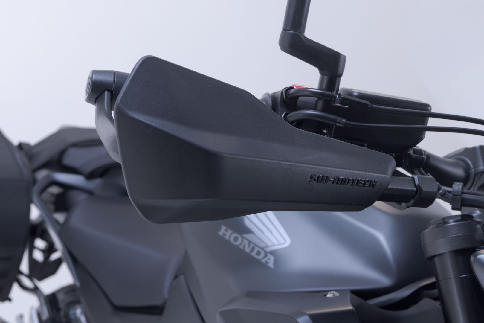 SW-MOTECH Kit de protectores de manos Sport Negro. Modelos Honda / Suzuki / Triumph.