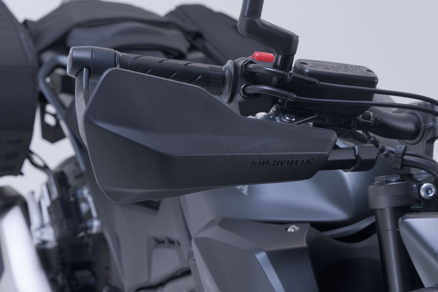 SW-MOTECH Kit de protectores de manos Sport Negro. Modelos Honda / Suzuki / Triumph.