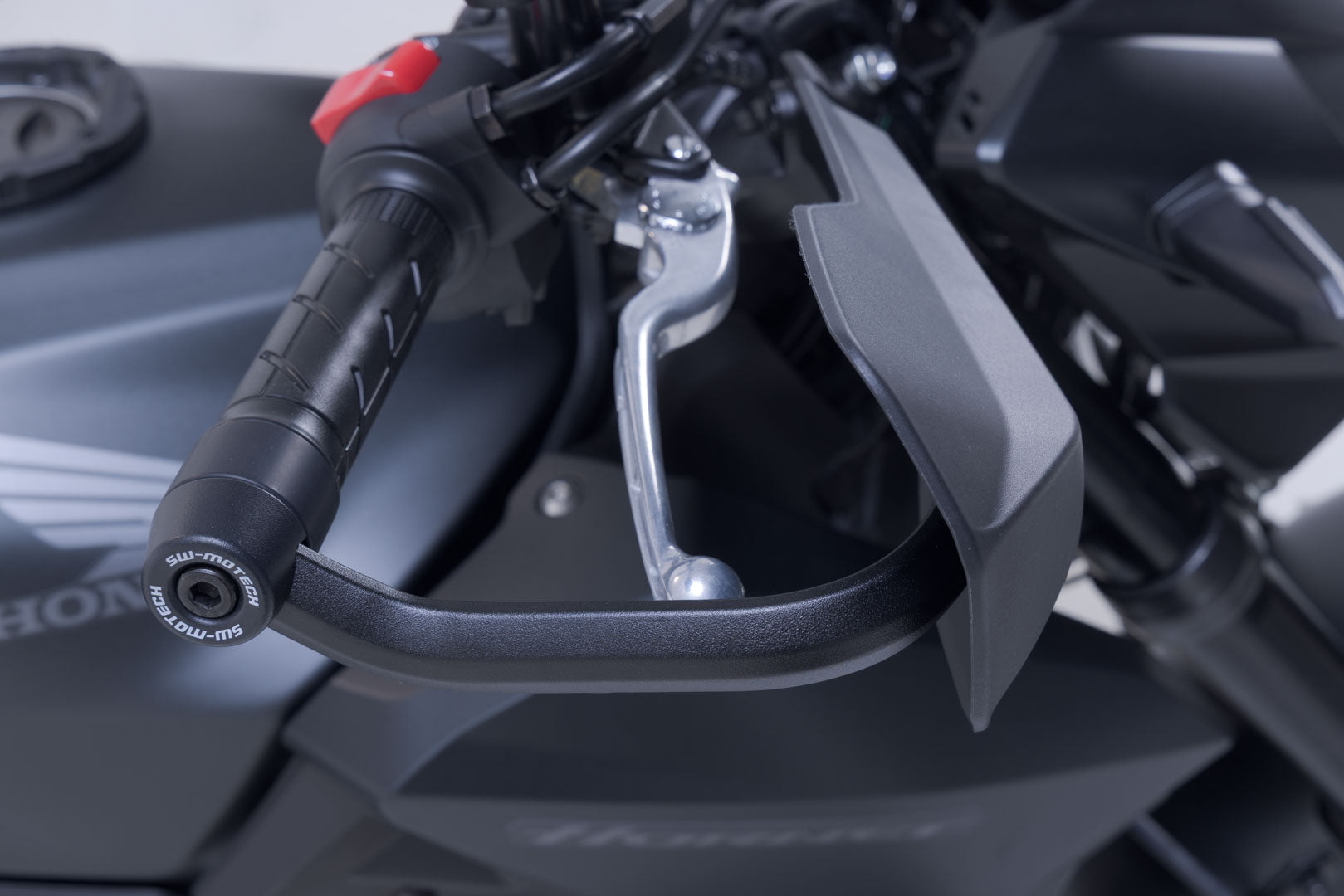 SW-MOTECH Kit de protectores de manos Sport Negro. Modelos Honda / Suzuki / Triumph.