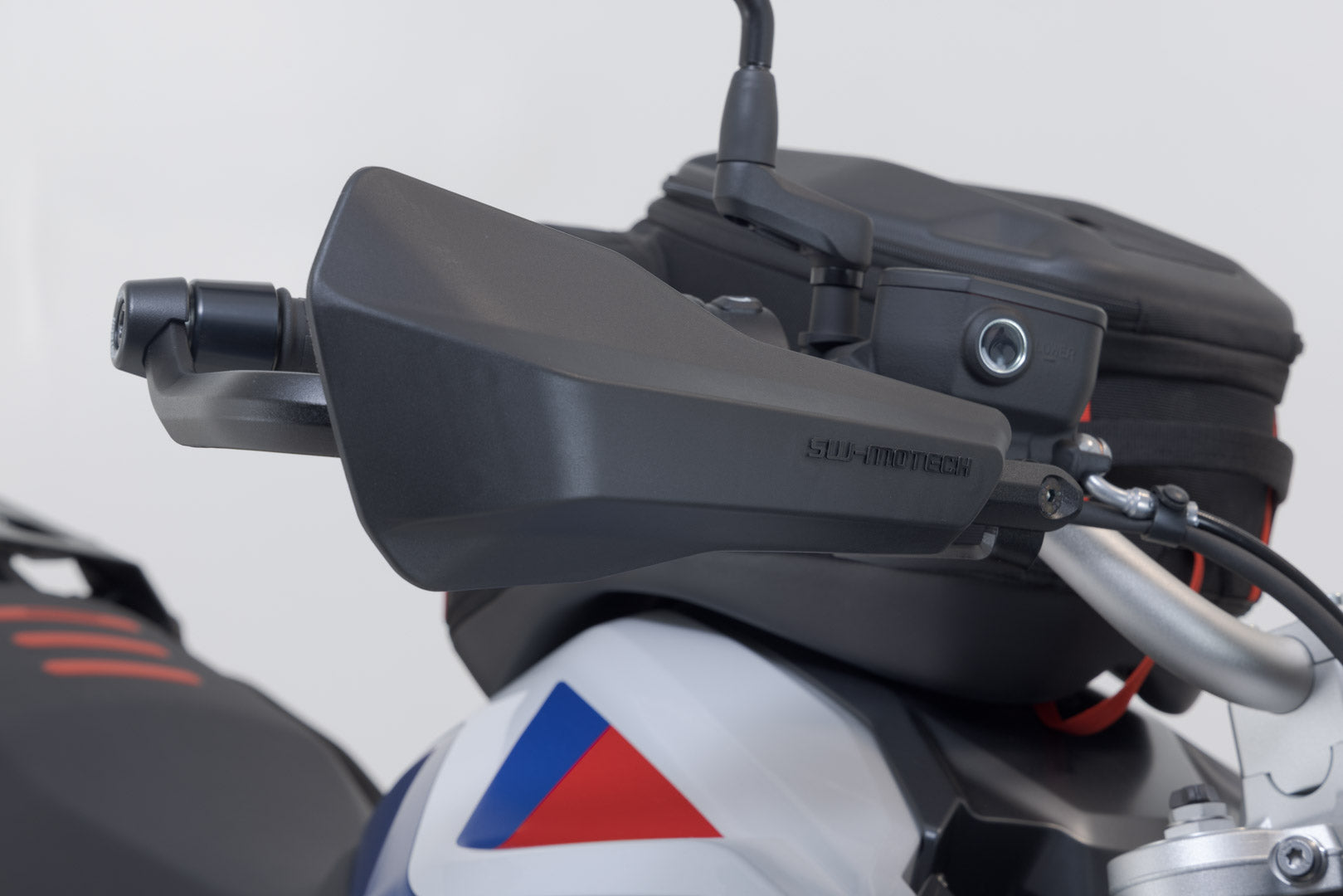 SW-MOTECH Kit de protectores de manos Sport Negro. R 1250 GS/Adv. (18-) F 800/900 GS (23-).