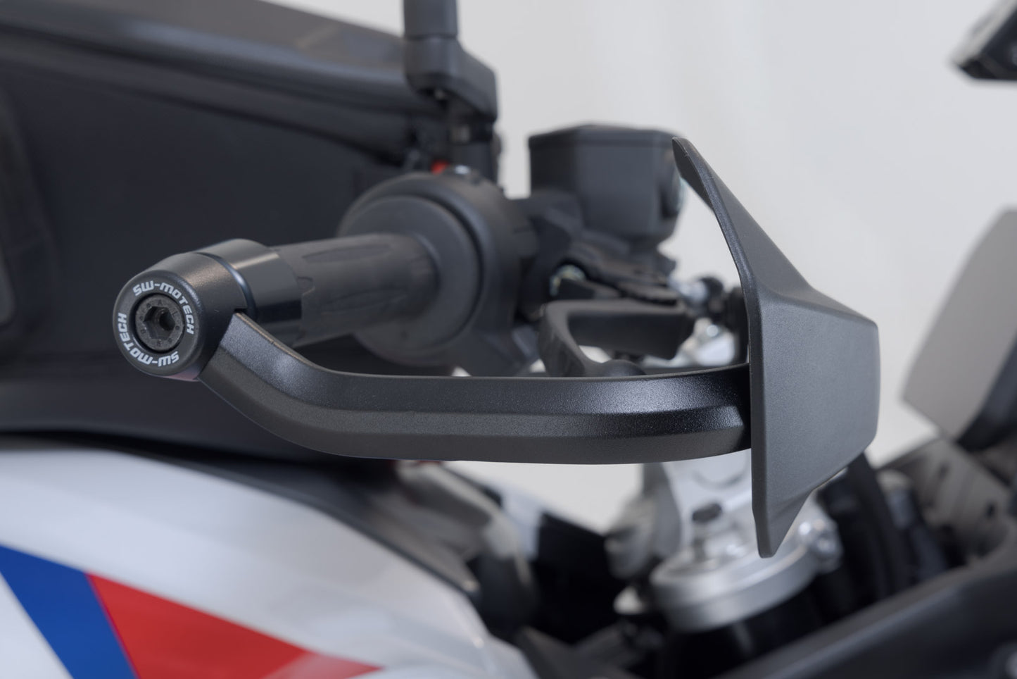 SW-MOTECH Kit de protectores de manos Sport Negro. R 1250 GS/Adv. (18-) F 800/900 GS (23-).
