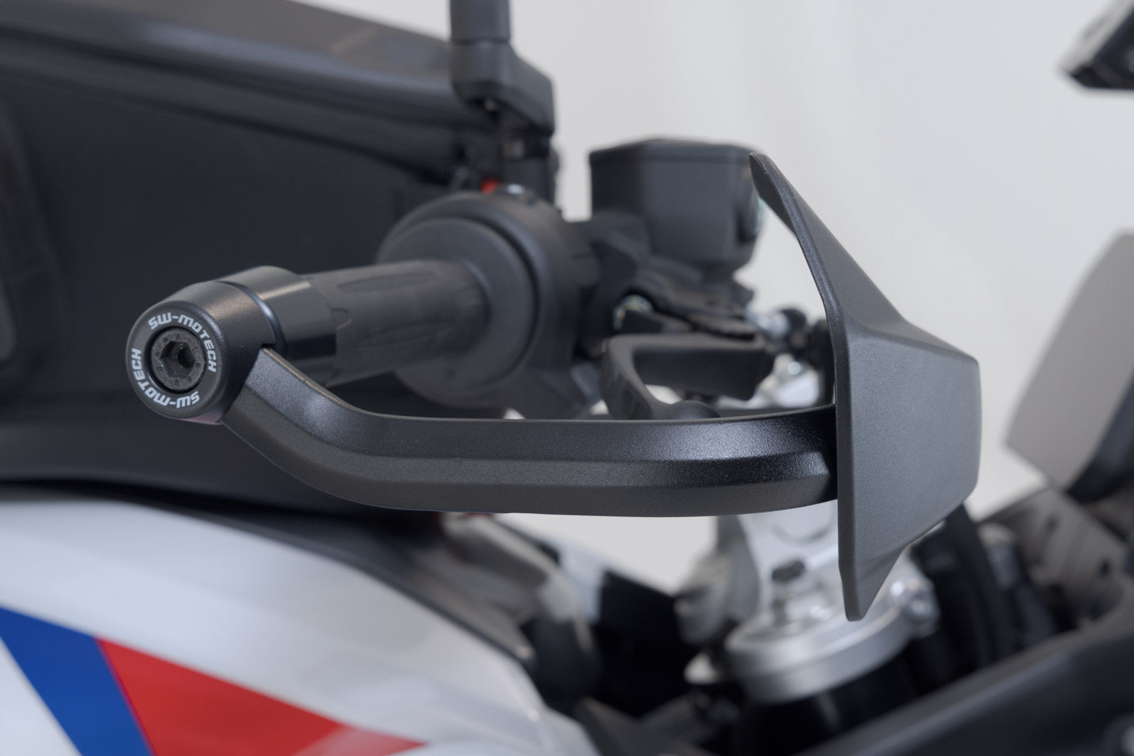 SW-MOTECH Kit de protectores de manos Sport Negro. R 1250 GS/Adv. (18-) F 800/900 GS (23-).
