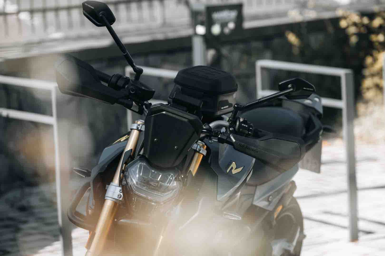 SW-MOTECH Kit de protectores de manos Sport Negro. Modelos BMW / Kawasaki / Triumph.
