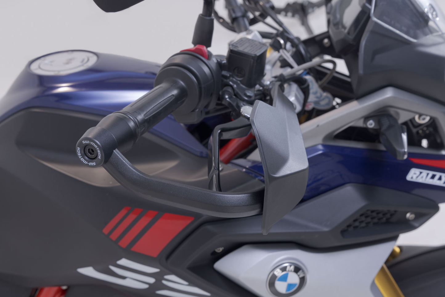 SW-MOTECH Kit de protectores de manos Sport Negro. BMW G 310 GS (17-) /G 310 R (16-).