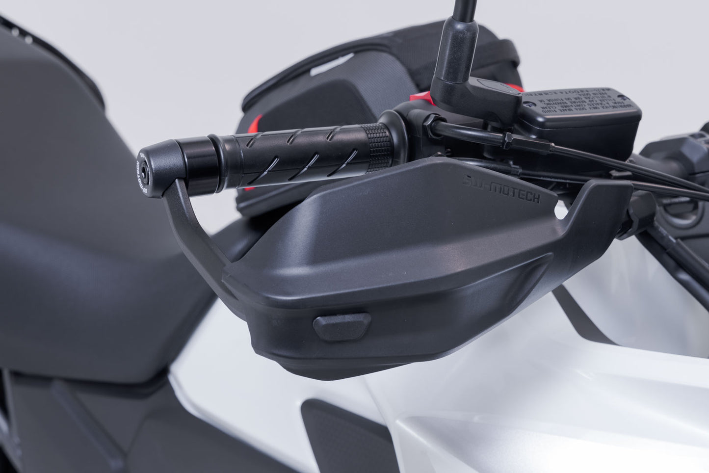 SW-MOTECH Kit de protectores de manos Adventure Negro. Honda CB500X (18-) NX500 (23-).