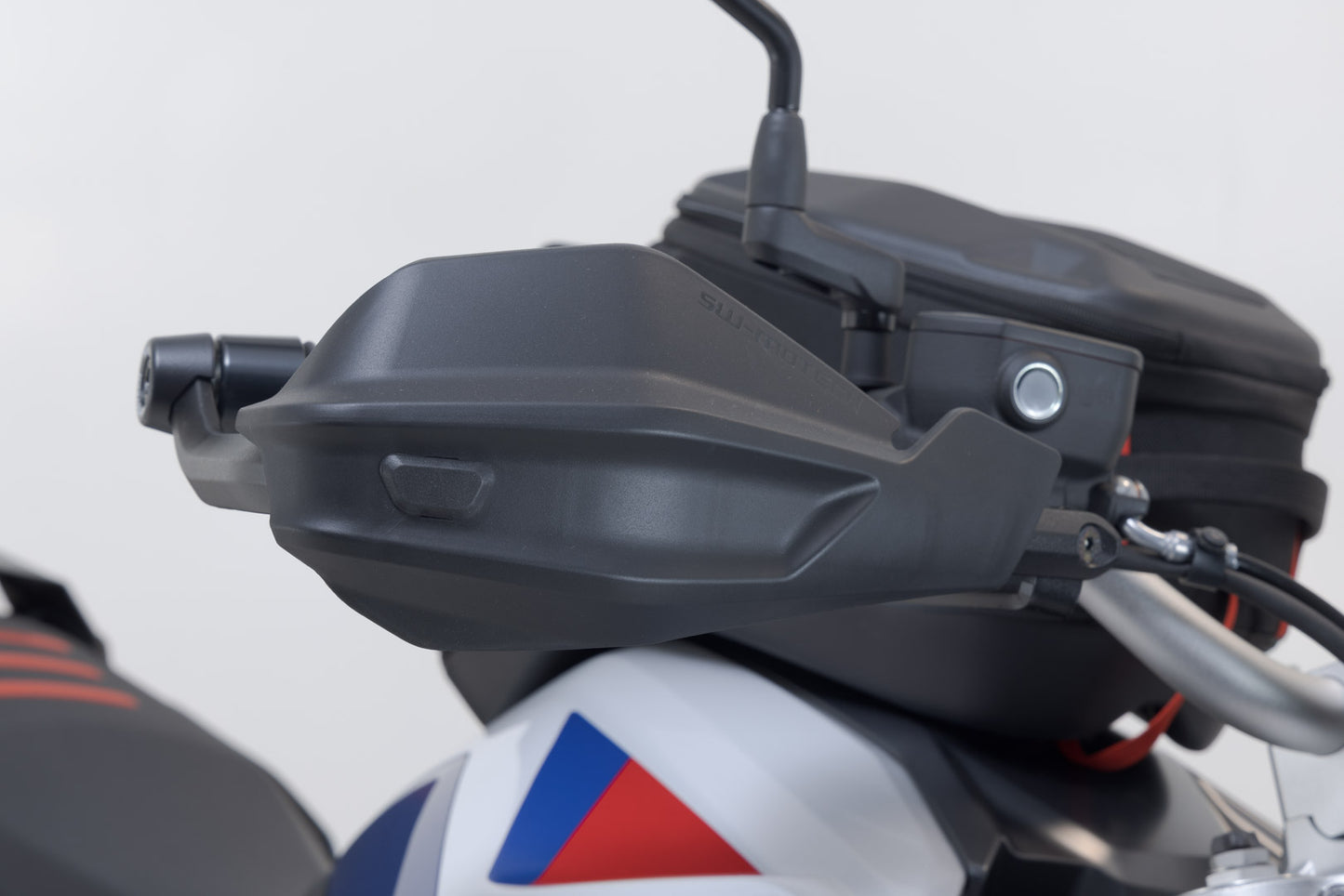SW-MOTECH Kit de protectores de manos Adventure Negro. R 1250 GS/Adv. (18-) F 800/900 GS (23-).