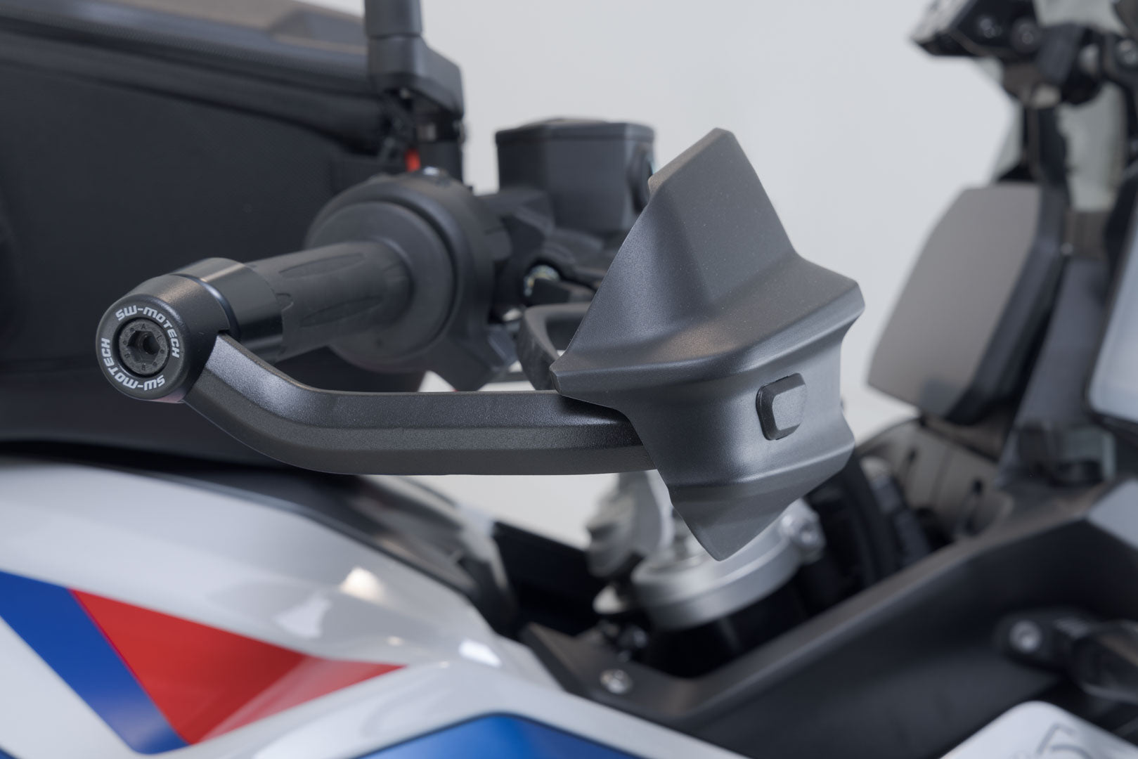 SW-MOTECH Kit de protectores de manos Adventure Negro. R 1250 GS/Adv. (18-) F 800/900 GS (23-).