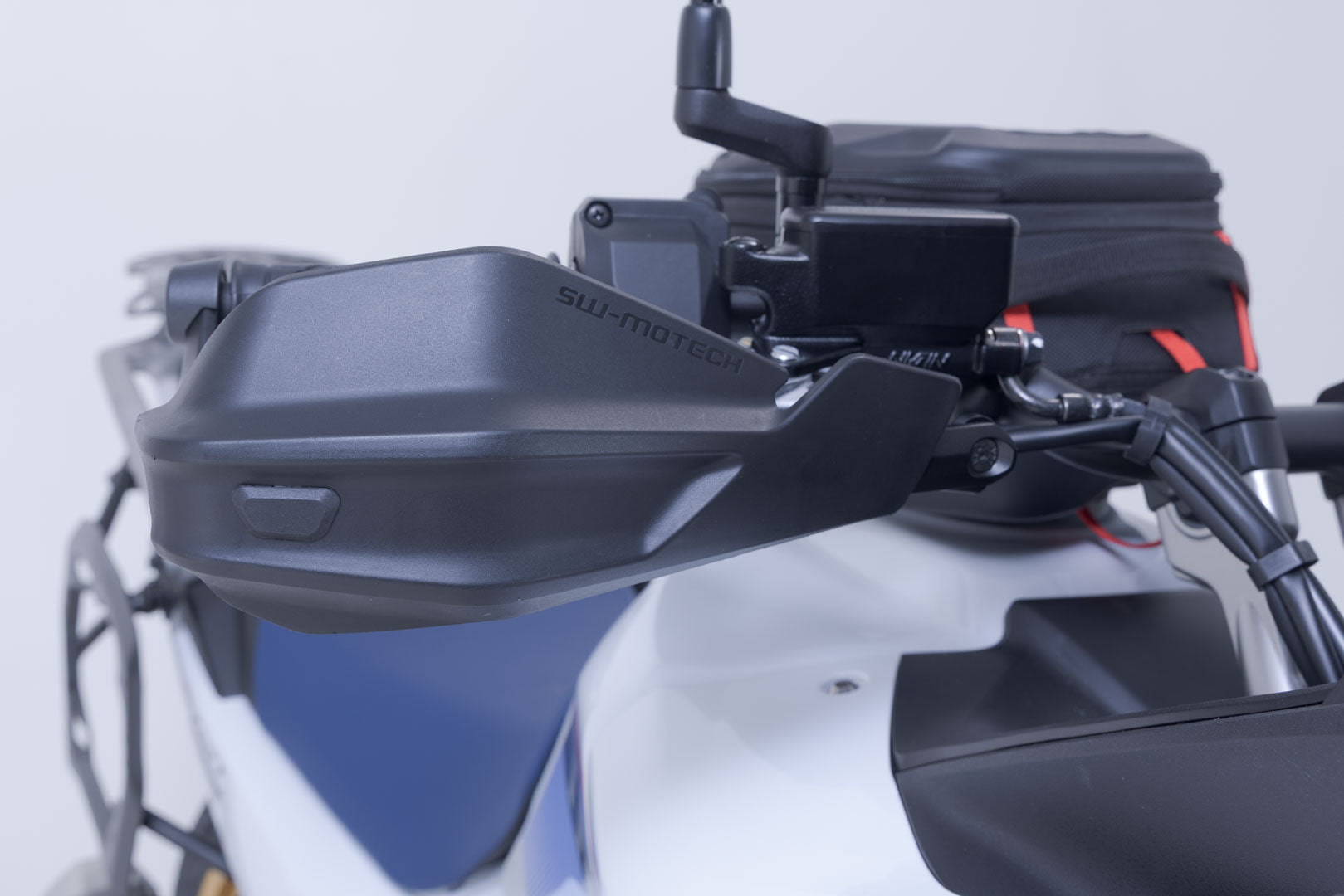 SW-MOTECH Kit de protectores de manos Adventure Negro. Honda XL750 Transalp (22-).