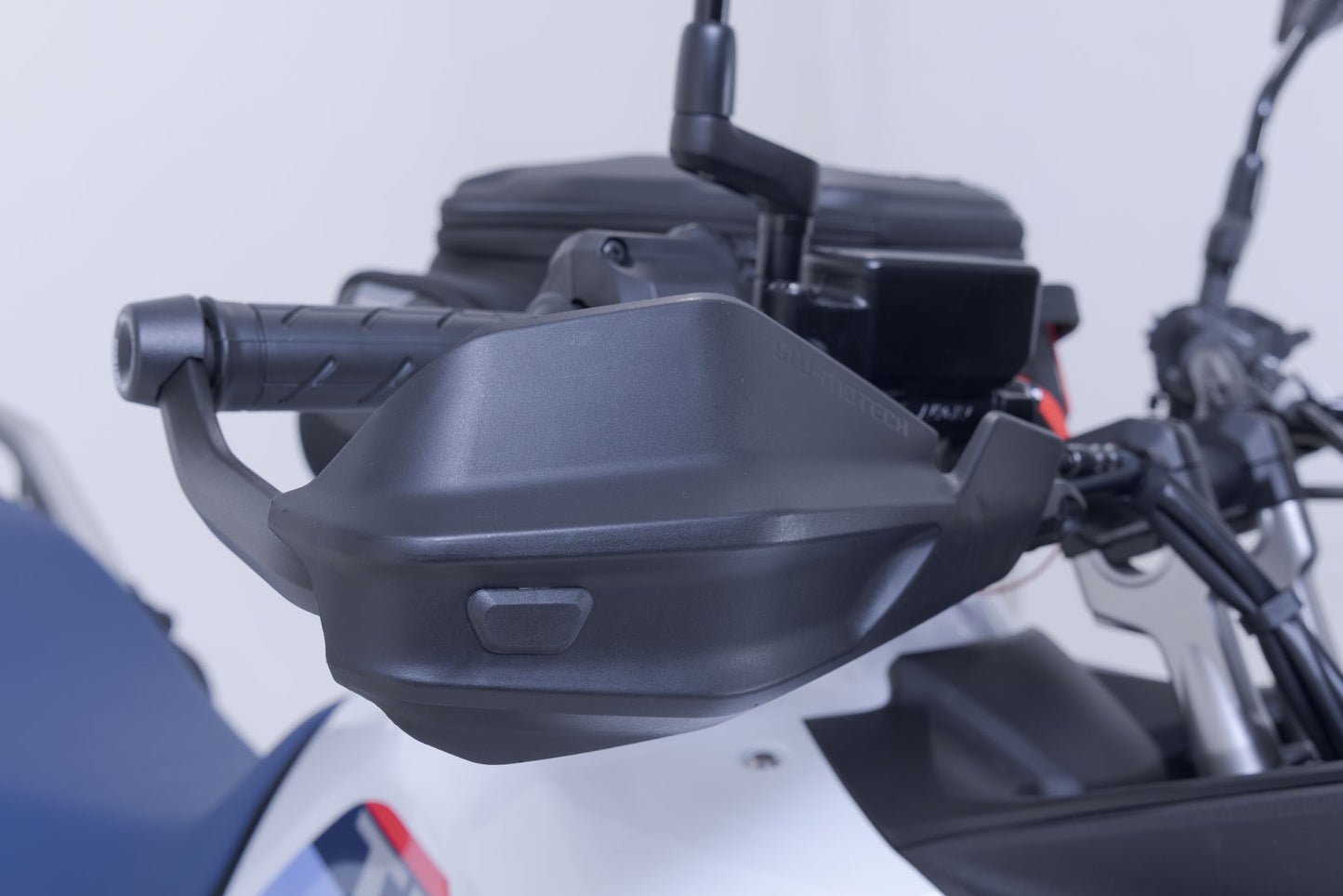 SW-MOTECH Kit de protectores de manos Adventure Negro. Honda XL750 Transalp (22-).