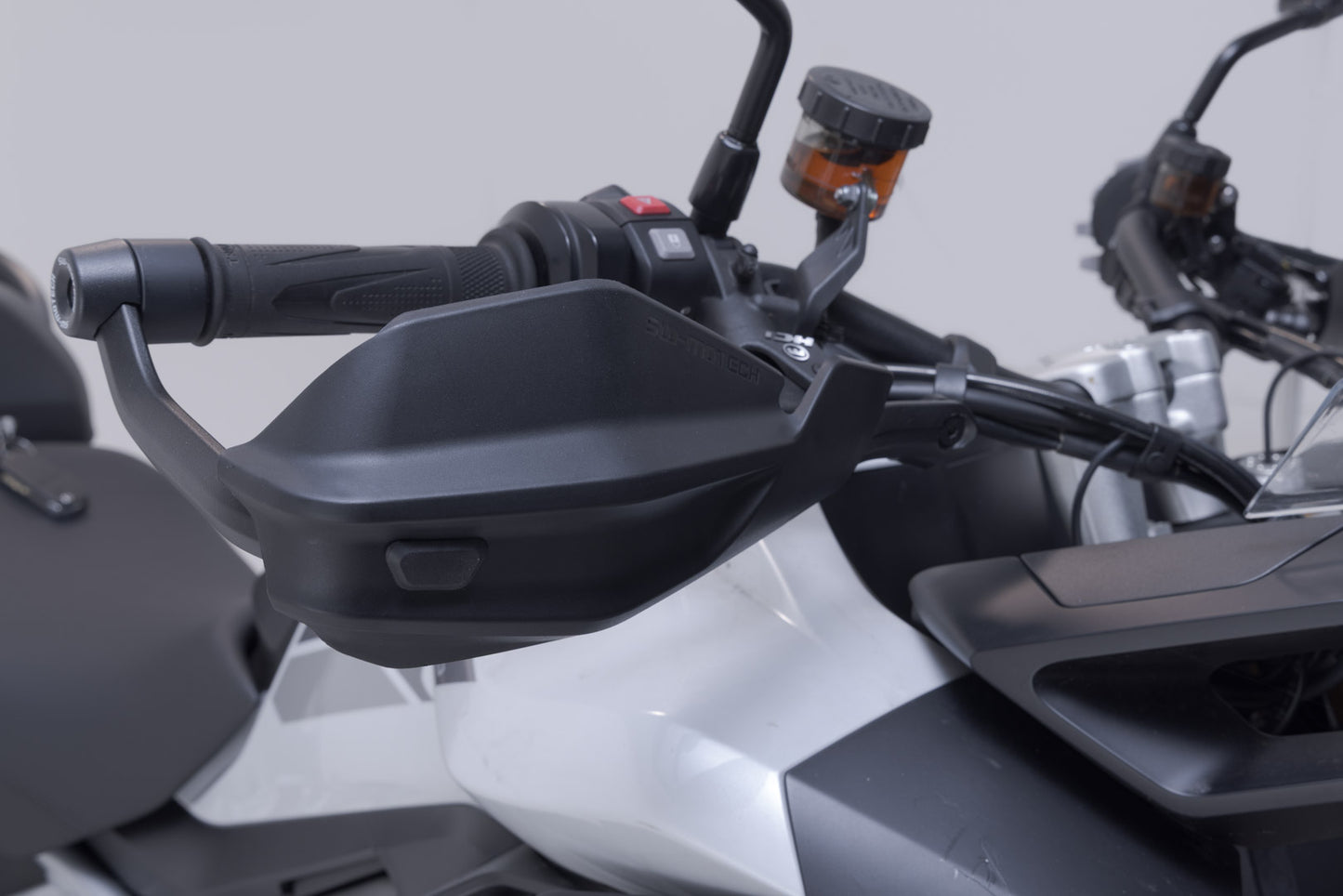 SW-MOTECH Kit de protectores de manos Adventure Negro. Triumph Tiger 1200 (22-).