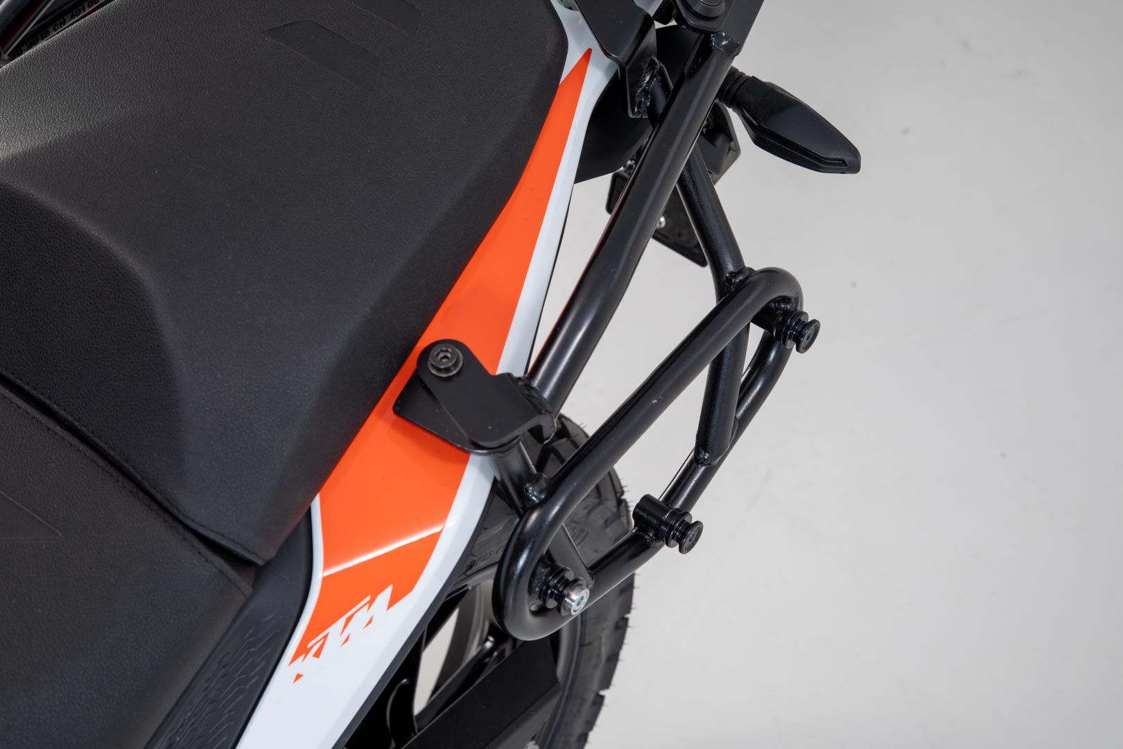 SW-MOTECH Soporte lateral izquierdo SLC KTM 390 Adventure (19-).