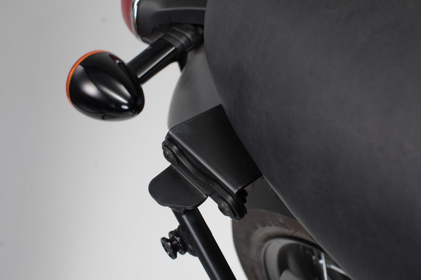 SW-MOTECH Adaptador para Soporte lateral SLC/V-LOC derecha Triumph Bonneville T100/T120 (15-).