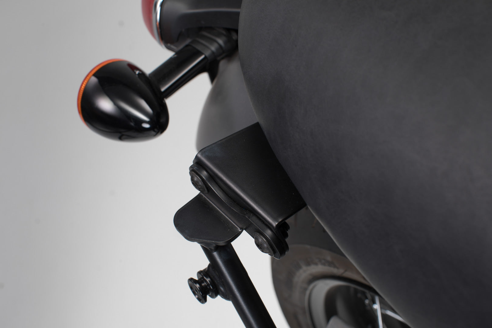 SW-MOTECH Adaptador para Soporte lateral SLC/V-LOC derecha Triumph Bonneville T100/T120 (15-).
