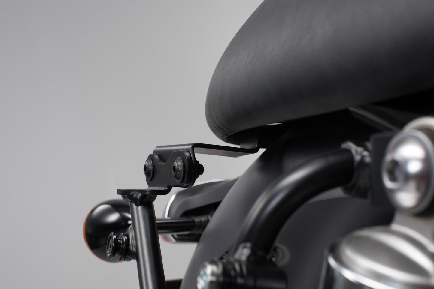 SW-MOTECH Adaptador para Soporte lateral SLC/V-LOC derecha Triumph Bonneville T100/T120 (15-).