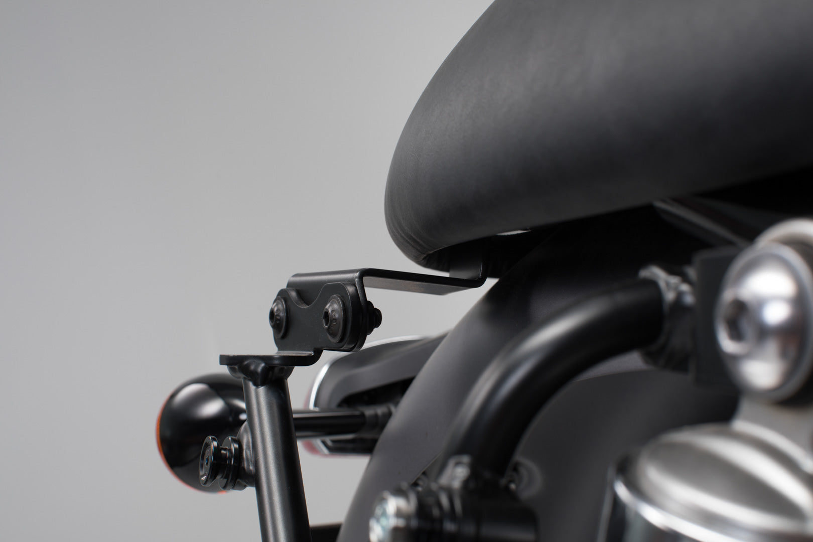 SW-MOTECH Adaptador para Soporte lateral SLC/V-LOC derecha Triumph Bonneville T100/T120 (15-).