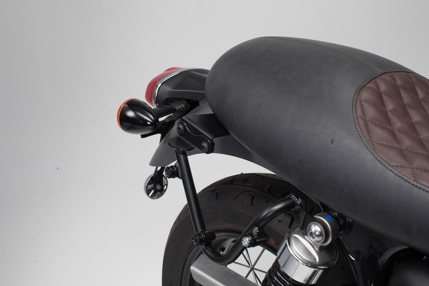 SW-MOTECH Adaptador para Soporte lateral SLC/V-LOC derecha Triumph Bonneville T100/T120 (15-).