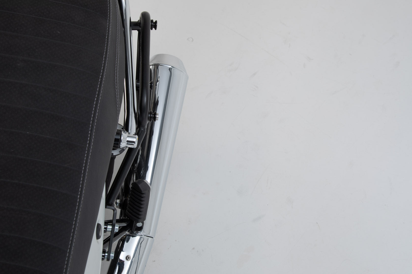 SW-MOTECH Soporte lateral izquierdo SLC Moto Guzzi V7 lll (16-).