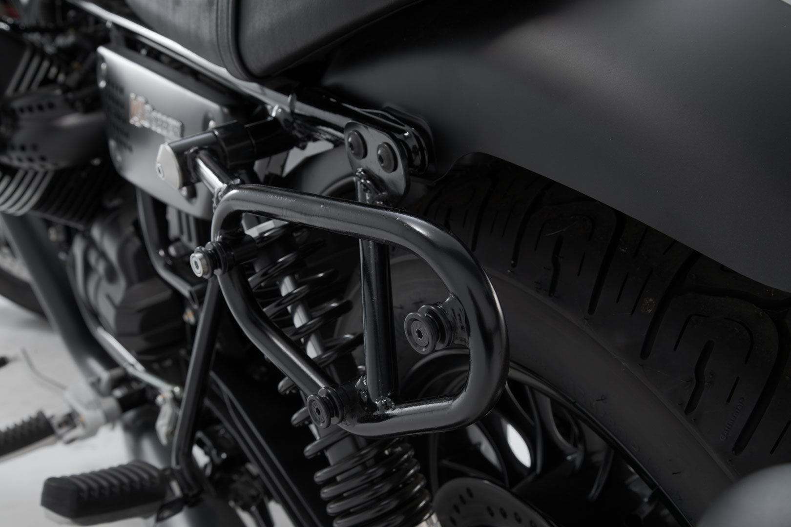 SW-MOTECH Soporte lateral izquierdo SLC Moto Guzzi V9 Roamer/Bobber (15-).