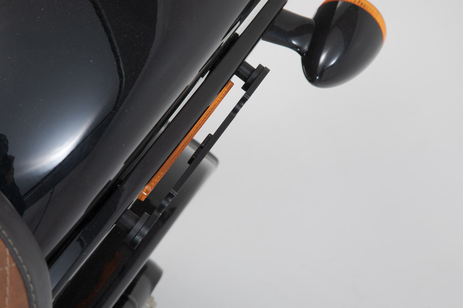 SW-MOTECH Soporte lateral SLH izquierdo LH2 Softail StrBob (17-)Standard (20-). Para LH2.