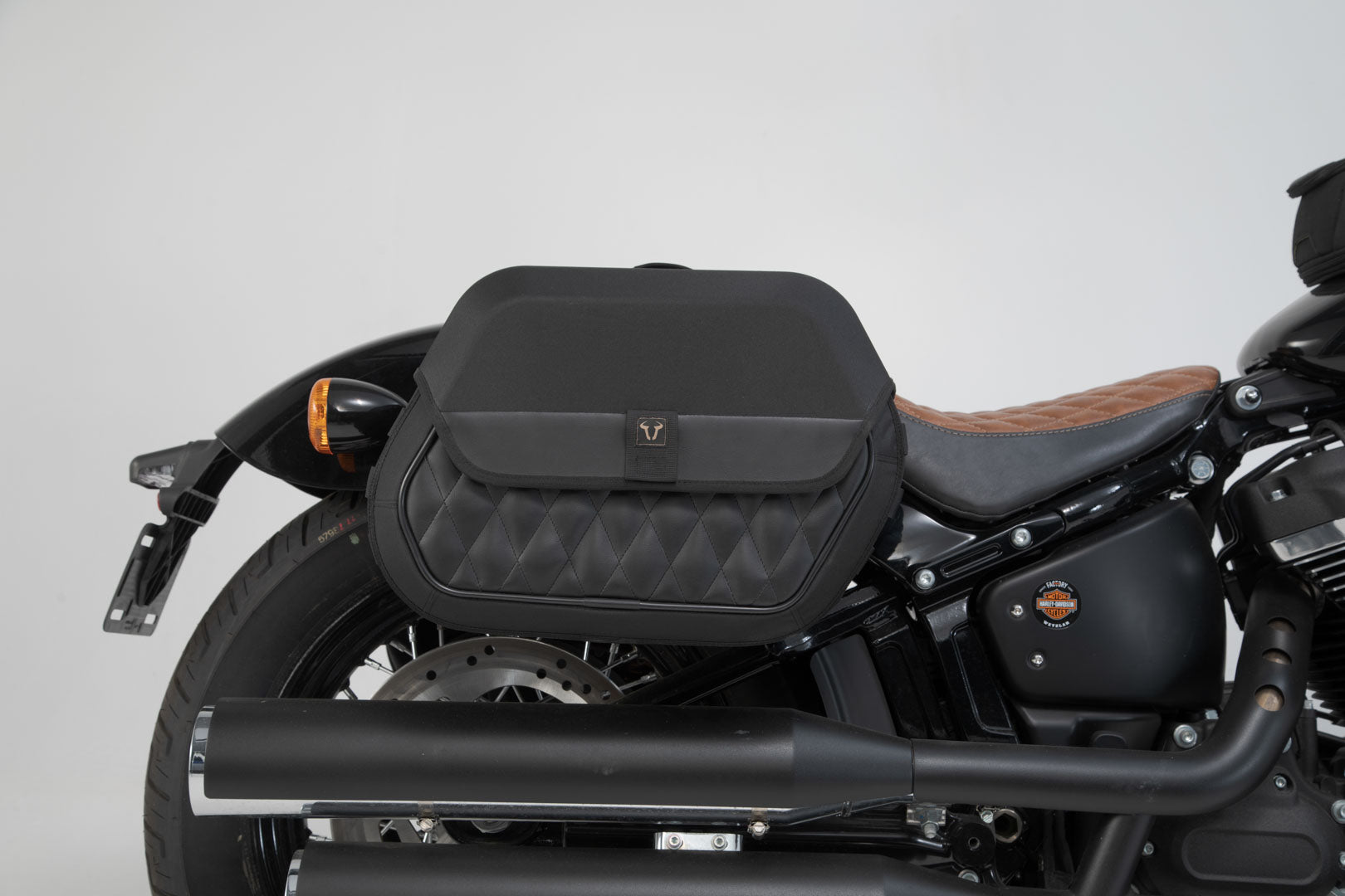 SW-MOTECH Soporte lateral SLH derecho LH1 Harley-Davidson Street Bob/Slim/Standard. Per LH1.