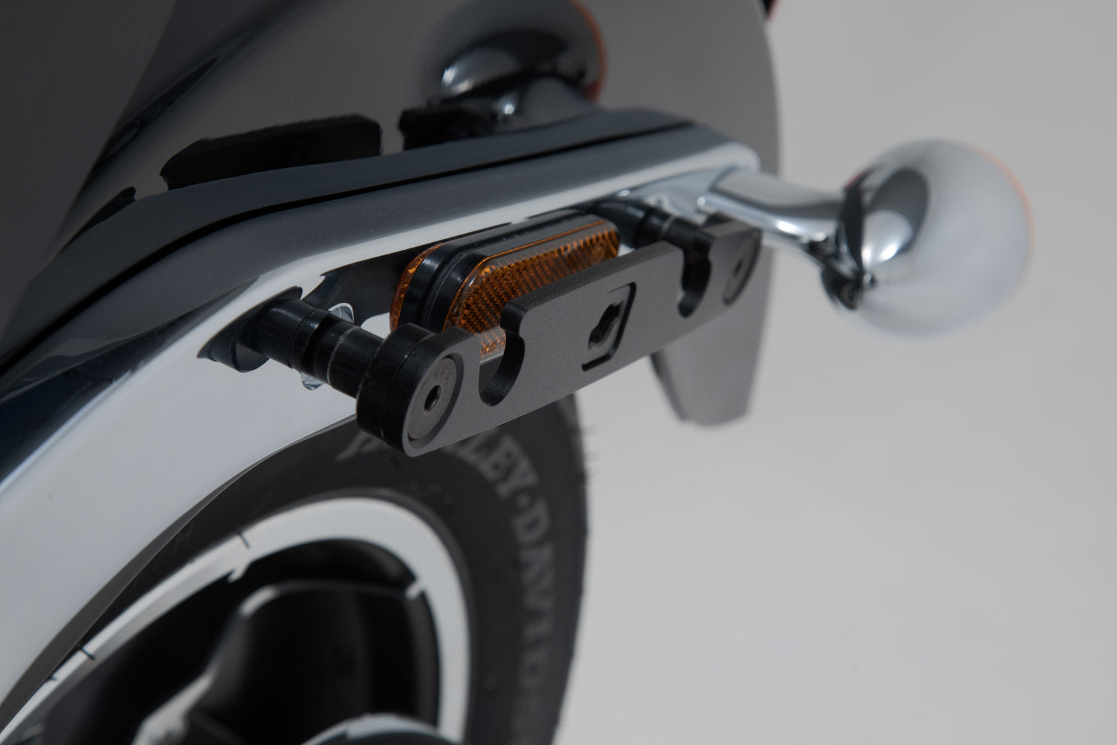 SW-MOTECH Soporte lateral SLH izquierdo LH2 Harley-David. Softail Low Rider/S (17-). Para LH2.