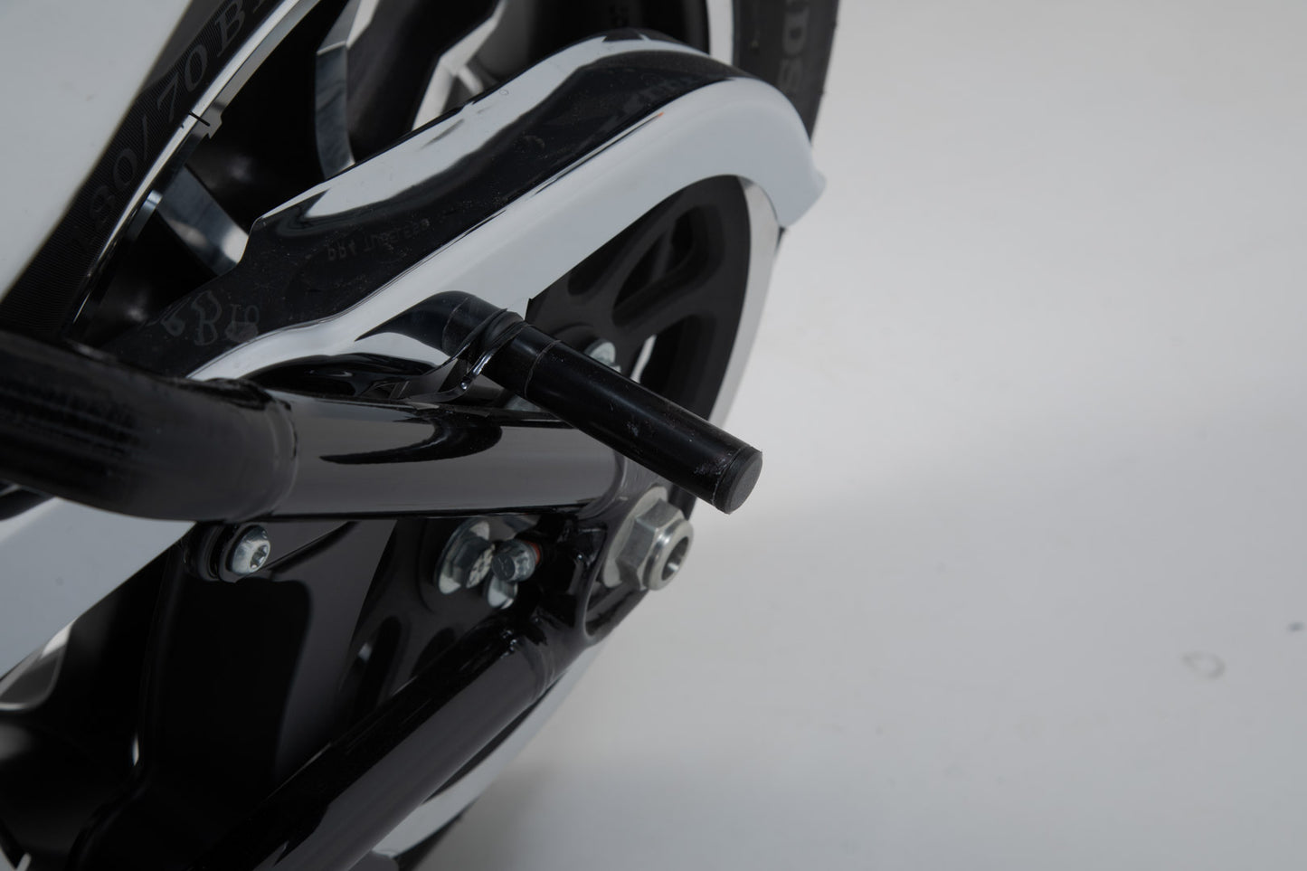 SW-MOTECH Soporte lateral SLH izquierdo LH2 Harley-David. Softail Low Rider/S (17-). Para LH2.