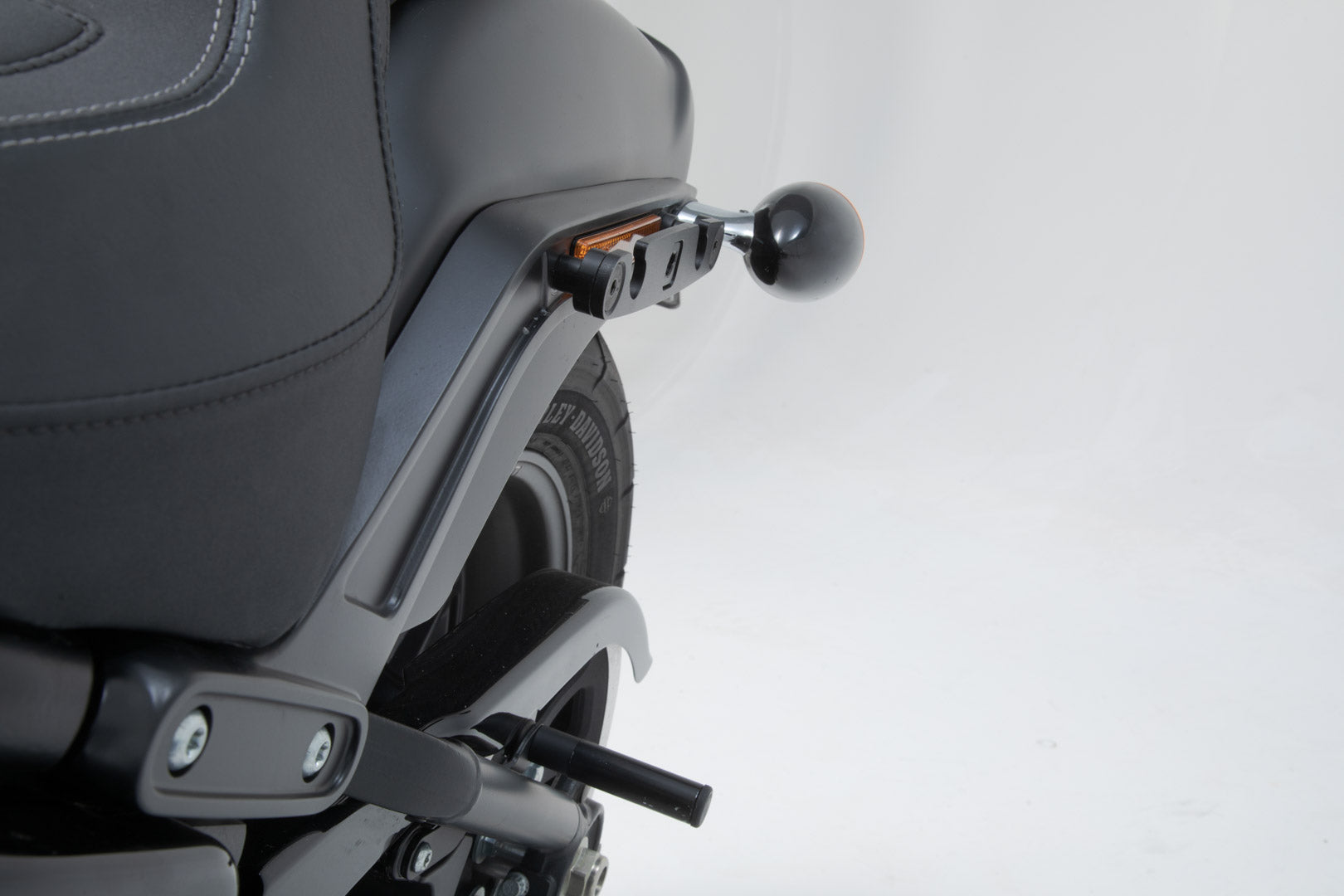 SW-MOTECH Soporte lateral SLH izquierdo LH2 Harley-Davidson Softail Fat Bob/S (17-). Para LH2.