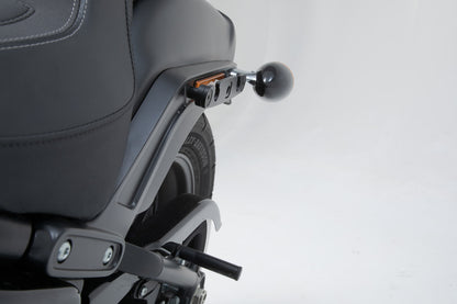 SW-MOTECH Soporte lateral SLH izquierdo LH2 Harley-Davidson Softail Fat Bob/S (17-). Para LH2.
