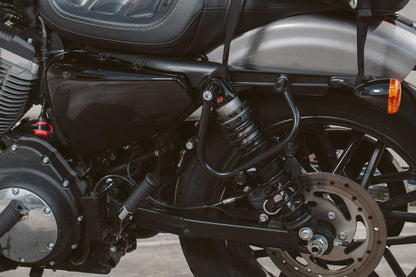 SW-MOTECH Soporte lateral izquierdo SLC Harley Sportster modelos (04-).