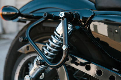 SW-MOTECH Soporte lateral izquierdo SLC Harley Sportster modelos (04-).