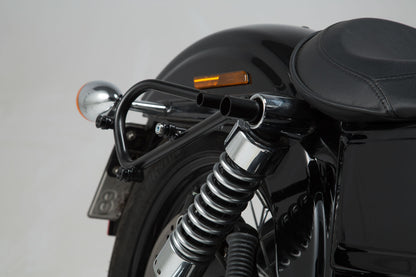 SW-MOTECH Soporte lateral derecho SLC Harley Dyna modelos (09-17).