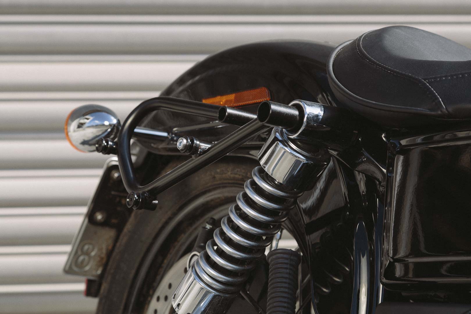 SW-MOTECH Soporte lateral derecho SLC Harley Dyna modelos (09-17).