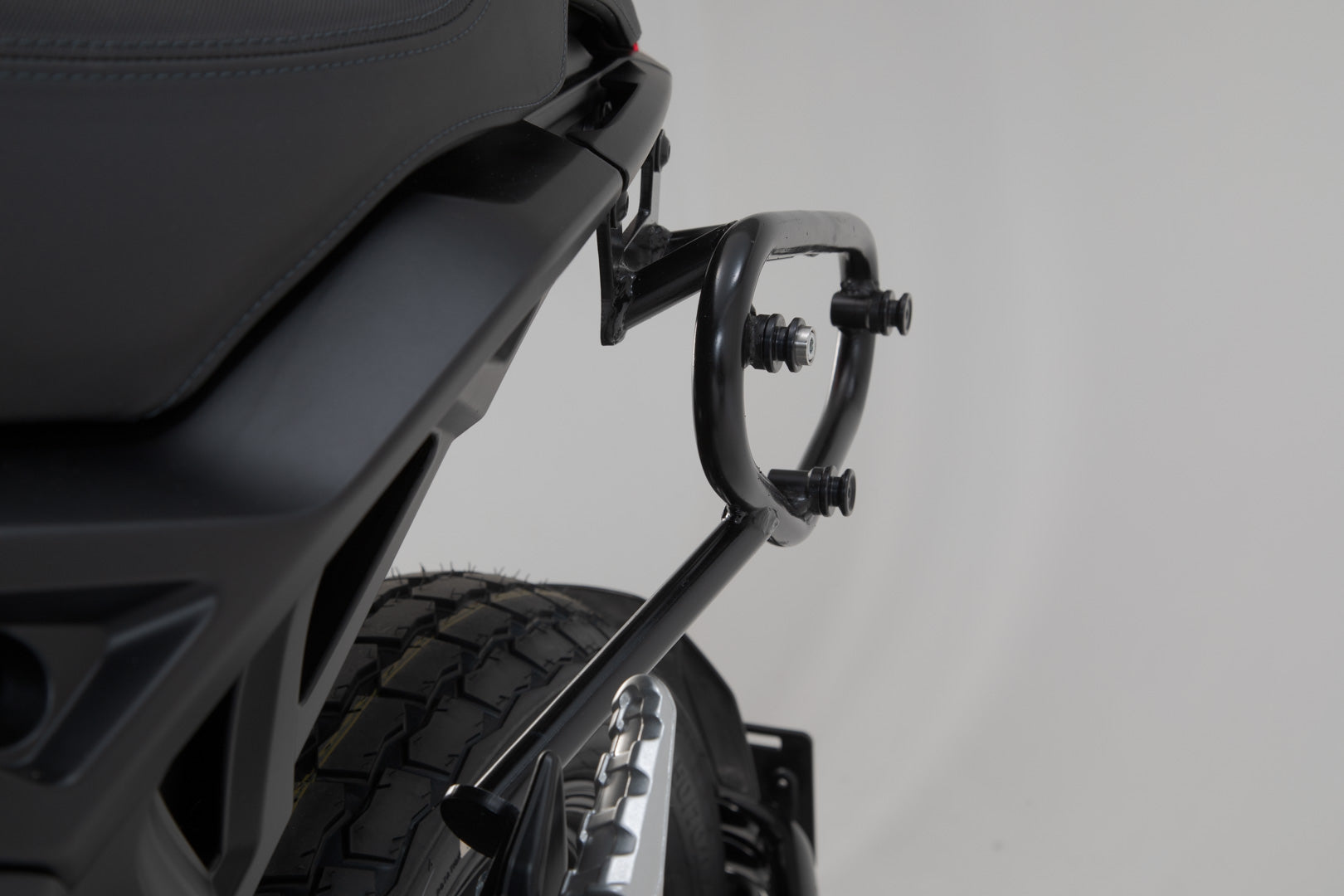 SW-MOTECH Soporte lateral izquierdo SLC Indian FTR 1200 (18-).