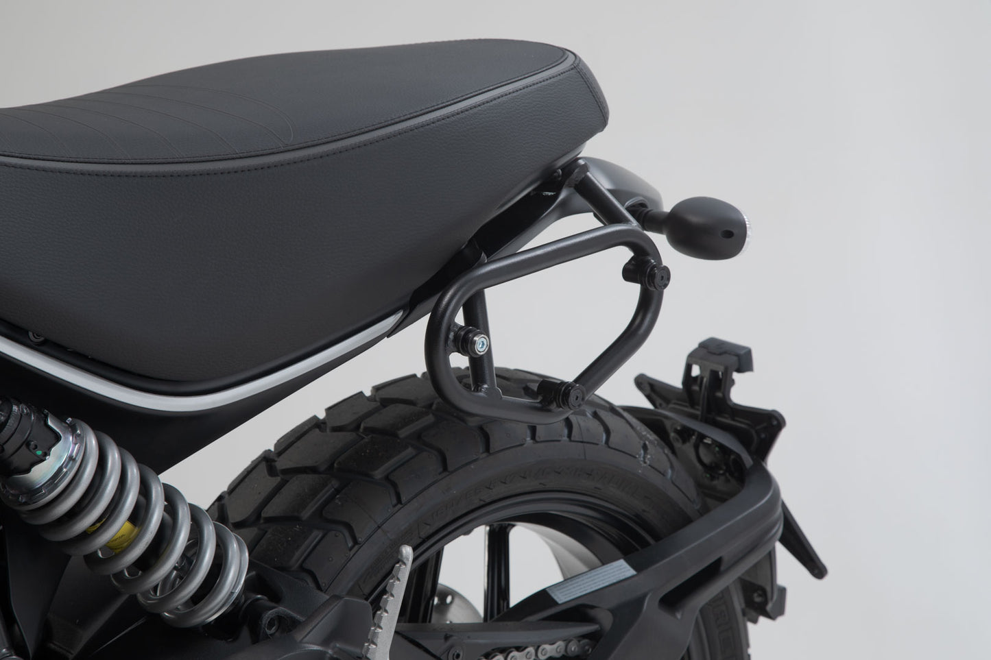 SW-MOTECH Soporte lateral izquierdo SLC Modelos Ducati Scrambler (18-).