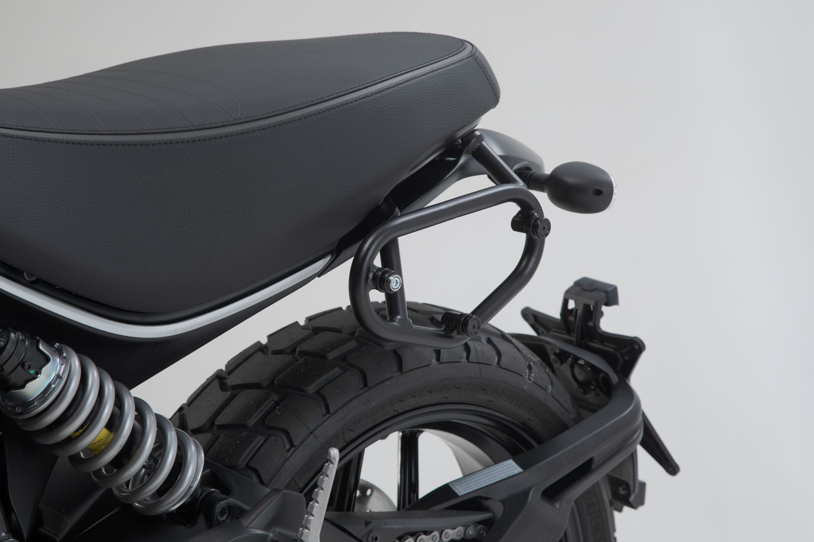 SW-MOTECH Soporte lateral izquierdo SLC Modelos Ducati Scrambler (18-).