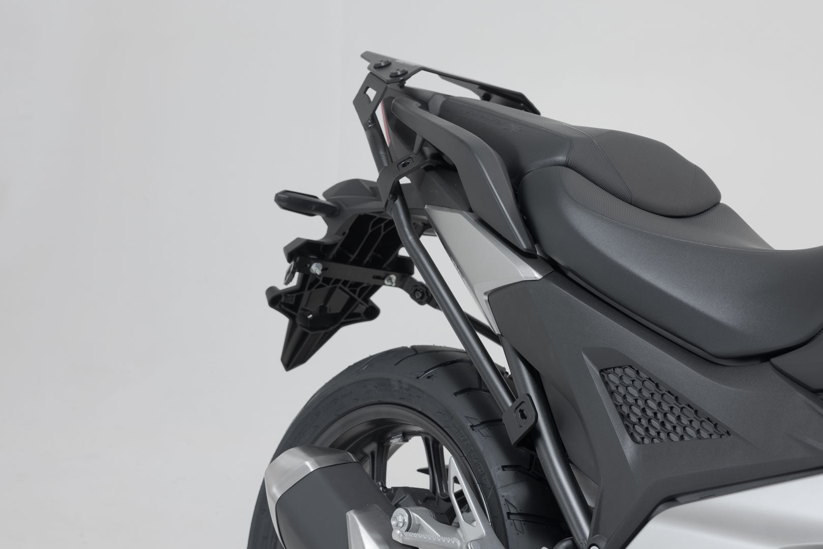 SW-MOTECH Soporte lateral PRO Negro. Honda NC750X/XD (20-).