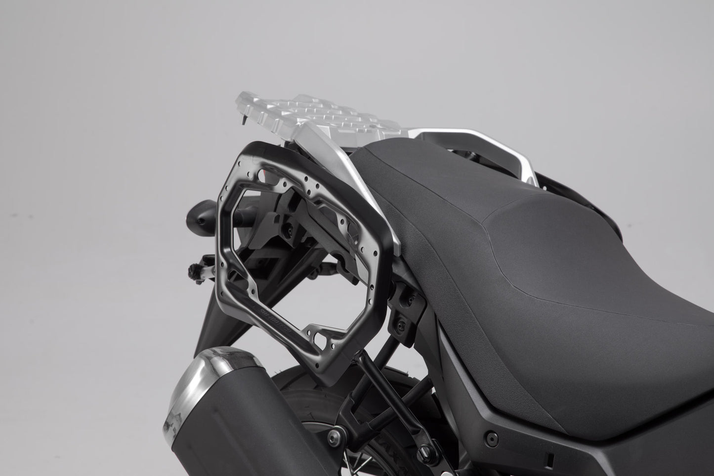 SW-MOTECH Soporte lateral PRO Negro. Suzuki DL 650 (16-).