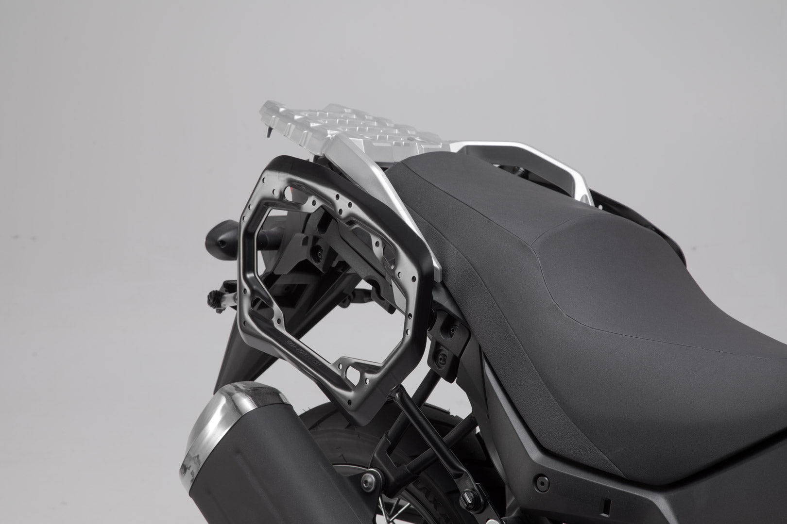 SW-MOTECH Soporte lateral PRO Negro. Suzuki DL 650 (16-).