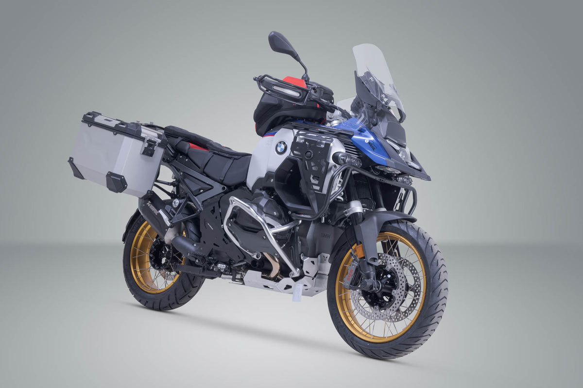 BMW R 1300 GS Adventure equipada con maletas de aluminio TRAX ADV, bolsa de tanque y protecciones SW-MOTECH.