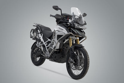 SW-MOTECH Soporte lateral PRO Negro. Tri Tiger 1200 Rally/GT Explorer (22-).