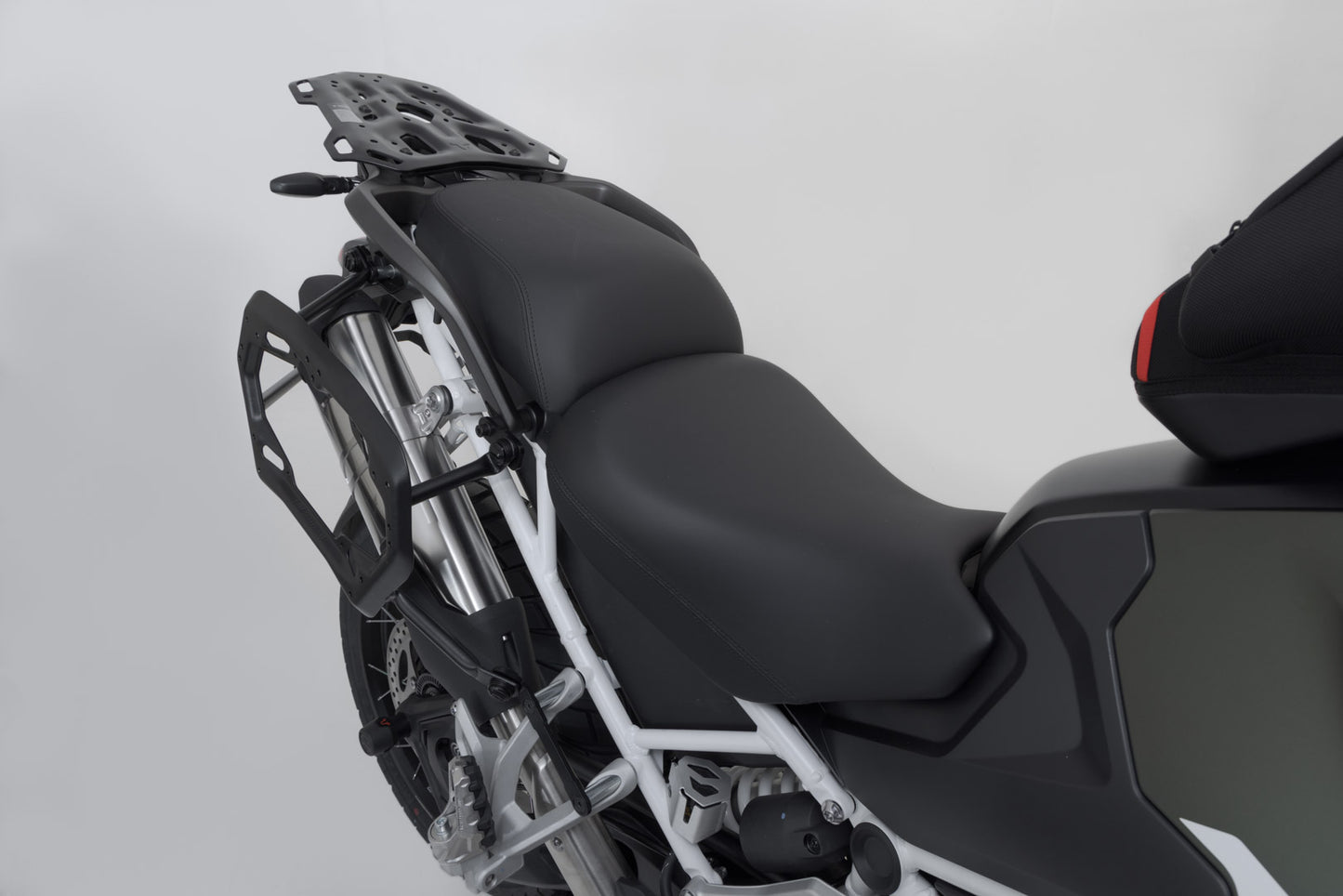 SW-MOTECH Soporte lateral PRO Negro. Tri Tiger 1200 Rally/GT Explorer (22-).
