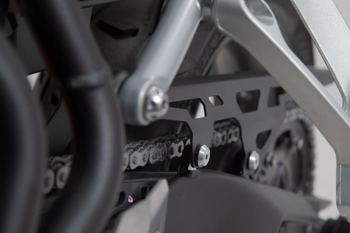 SW-MOTECH Protector de cadena Negro. Triumph Tiger 900/ GT/ Rally/ Pro.