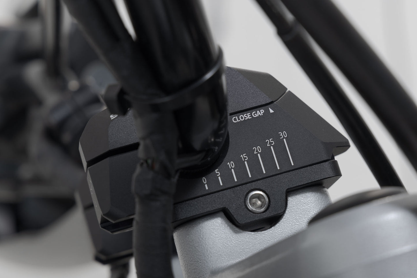 SW-MOTECH Acercador de manillar variable para Ø22 H=25mm. Colocación de 5/10/15/20/25/30 mm. Negro