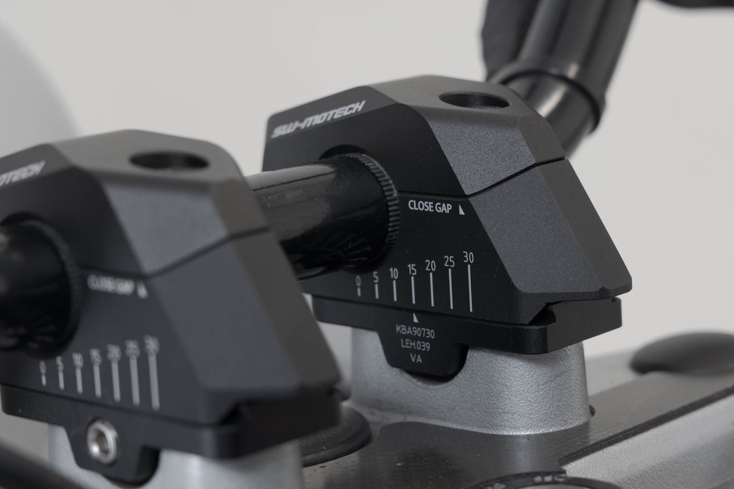 SW-MOTECH Acercador de manillar variable para Ø22 H=25mm. Colocación de 5/10/15/20/25/30 mm. Negro