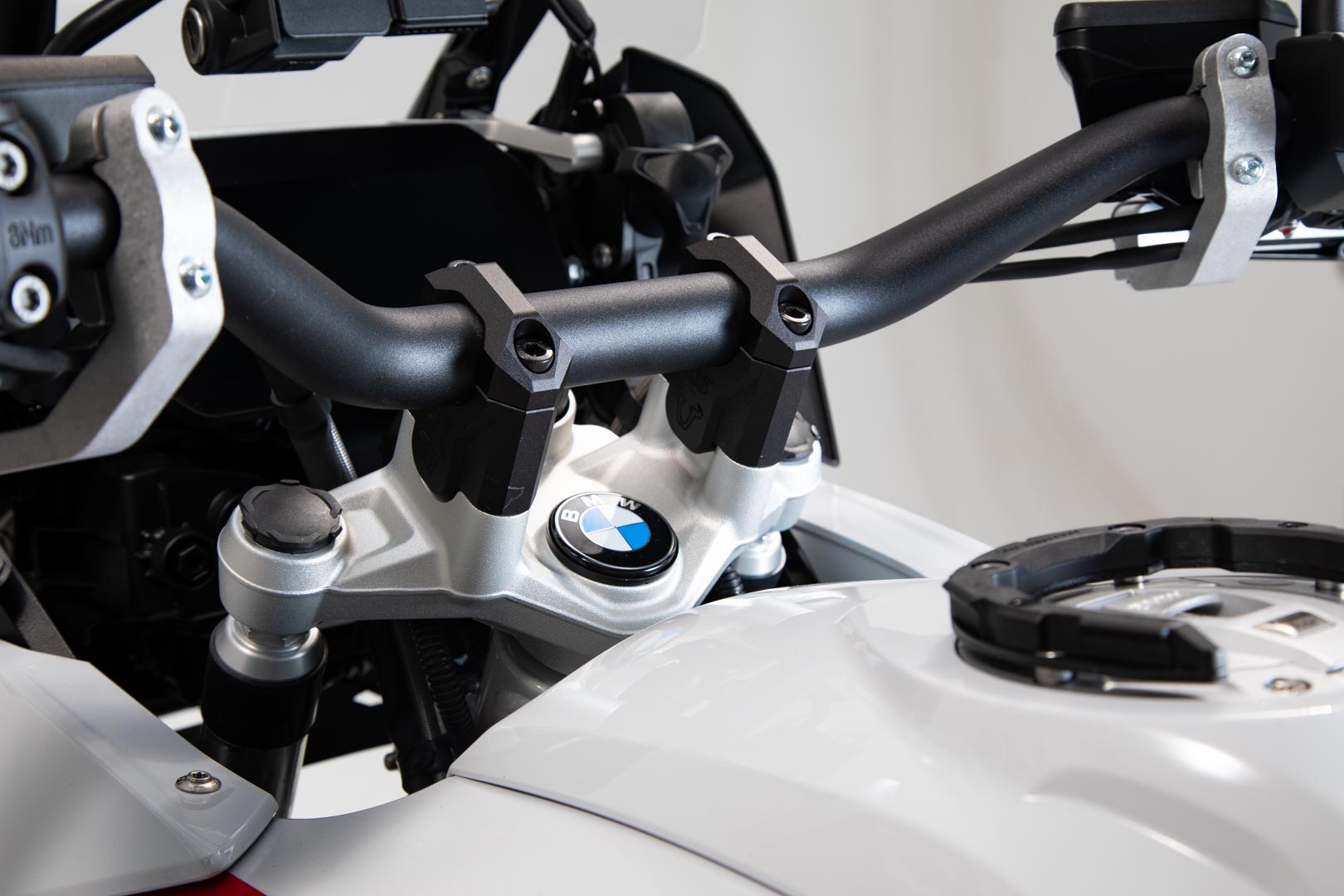 SW-MOTECH Elevador de manillar h=40 mm. Negro. R1200GS (12-18) R1250GS (18-).