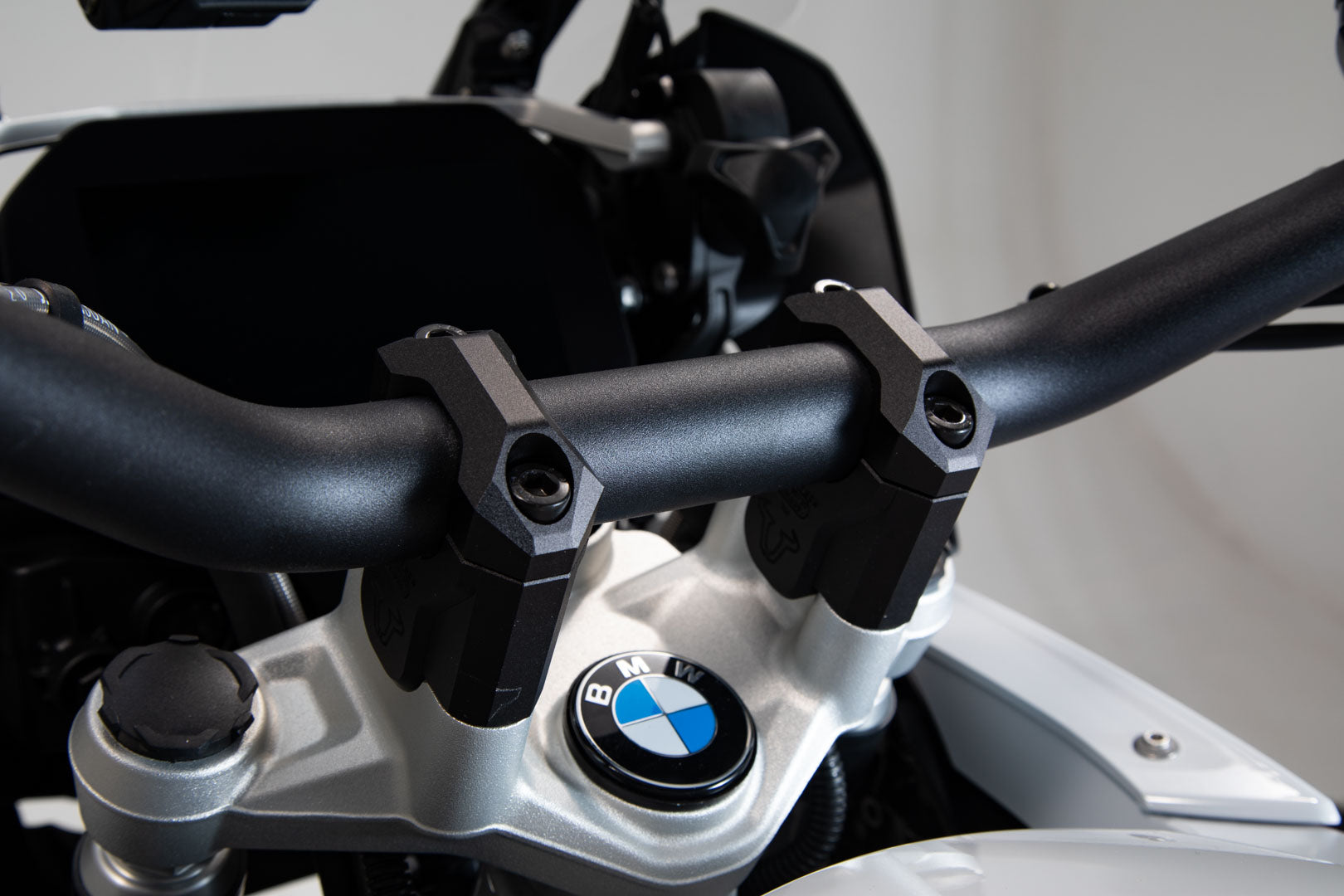 SW-MOTECH Elevador de manillar h=40 mm. Negro. R1200GS (12-18) R1250GS (18-).