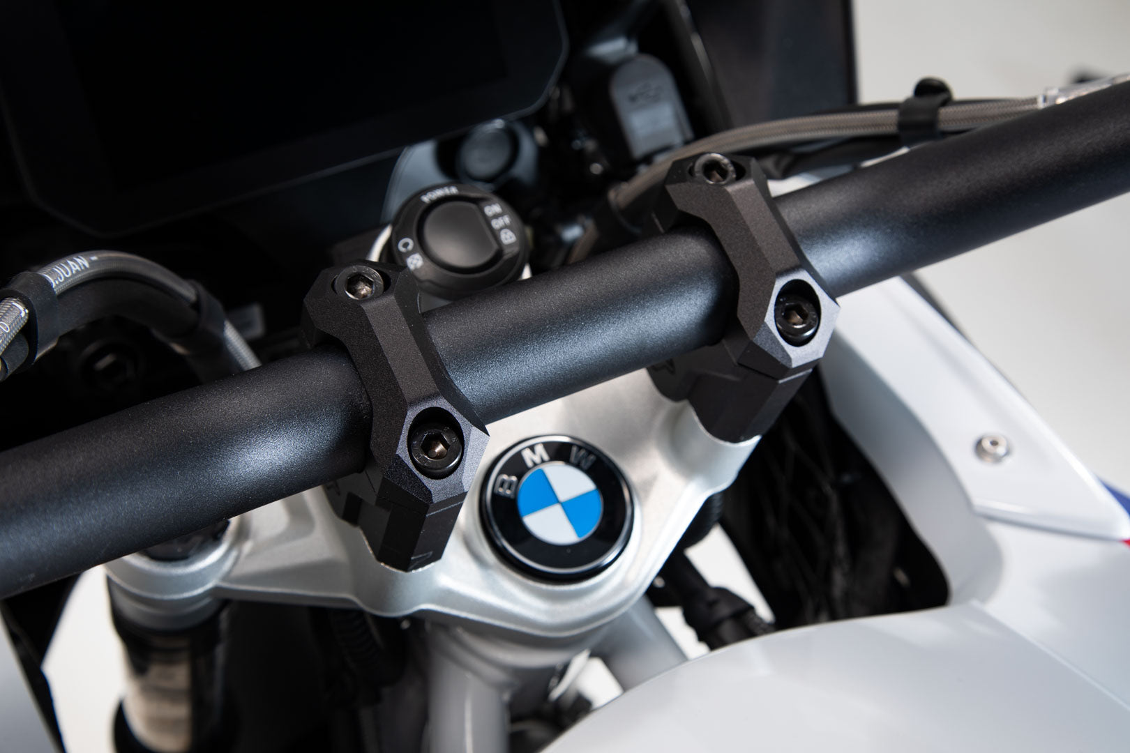 SW-MOTECH Elevador de manillar h=40 mm. Negro. R1200GS (12-18) R1250GS (18-).