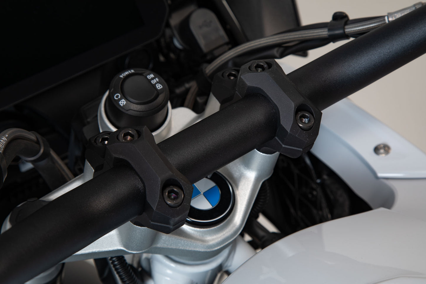 SW-MOTECH Acercador de manillar Eleva 32 mm. Acerca 20 mm. Negro. Modelos BMW.